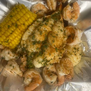 B5 - Lobster Bowl ( 1 Lobster, 10 Shrimps, 1 Corn, 1 Potato, 1 Egg )